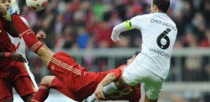 Javi Martinez trifft per Fallrückzieher nach einer Ecke für Bayern München Martinez,Bayern