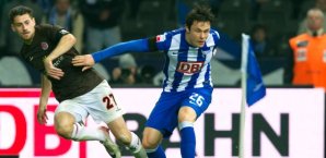 Der Herthaner Nico Schulz drängt Jan-Philipp Kalla beiseite Nico Schulz, Jan-Philipp Kalla, FC St Pauli, Hertha BSC