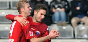 Paderborns Thomas Bertels (l) und Mario Vrancic feiern mit einem Tanz den Treffer zum 0:1. Paderborn, Thomas Bertels
