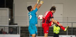 Berlins Peter Niemeyer (r) erzielt an Sandhausens Torwart Michael Langer vorbei das Tor zum 0:2. Peter Niemeyer