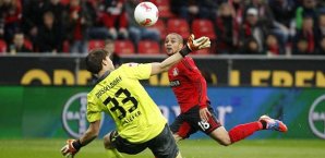 Sydney Sam lupft das Leder zum 1:0 in die Maschen Sydney Sam,Leverkusen,Düsseldorf