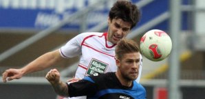 Paderborn Tobias Kempe (r) und der Lauterner Florian Dick (l) im Kopfballduell tobias kempe, sc paderborn, florian dick, 1. fc kaiserslautern