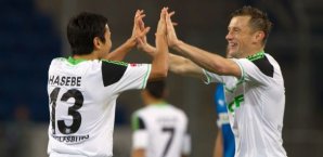 Makoto Hasebe (l) und sein Teamkollege Ivica Olic (r) jubeln über das Tor zum 0:1. VfL Wolfsburg,Makoto Hasebe,Ivica Olic