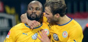 Domi Kumbela bejubelt seinen Treffer zum 2-2 mit Marc Pfitzner Kumbela,Pfitzner