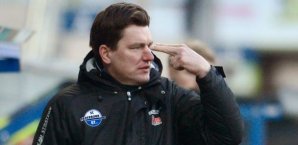 Paderborns Trainer Stephan Schmidt gestikuliert Paderborn,Schmidt