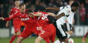 Die Kölner Kevin McKenna (l.) und Matthias Lehmann kämpfen mit Kingsley Onuegbu um den Ball SV Sandhausen, FC Köln, Kevin McKenna, Matthias Lehmann, Kingsley Onuegbu