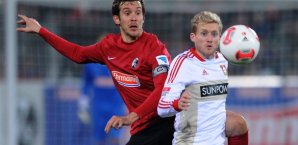 Andre Schuerrle im Duell mit Julian Schuster Andre Schuerrle,Julian Schuster,SC Freiburg,Bayer Leverkusen