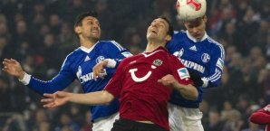 Mario Eggimann im Duell mit Ciprian Marics sowie Julian Draxler Mario Eggimann,Ciprian Marics,Julian Draxler,Schalke 04, Hannover 96