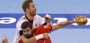 Oliver Roggisch hat seinen Gegenspieler im Griff oliver roggisch, handball