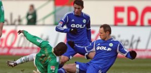 Alexander Madlung und Marcel Schäfer trennen Gerald Asamoah im Ball Alexander,madlung,marcel,schaefer,gerald,asamoah