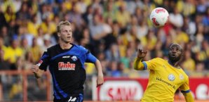 Torschütze Bertels im Zweikampf mit Domi Kumbela Braunschweig,Paderborn,Kumbela