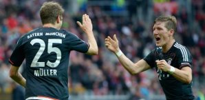 Thomas Müller und Bastian Schweinsteiger bejubeln den Dosenöffner Fußball,Müller