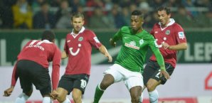 Eljero Elia, heute stark, behauptet sich gegen drei Hannoveraner Hannover 96, Werder Bremen, Eljero Elia