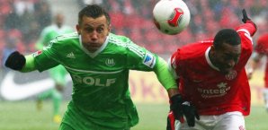 Ivica Olic und Junior Diaz wollen beide ans Spielgerät ivica,olic,vfl,wolfsburg,junior,diaz,fsv,mainz,05,duell