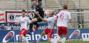 John Verhoek setzt sich im Duell durch John Verhoek,FSV Frankfurt