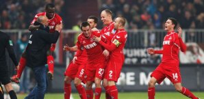 Kölns Spieler bejubeln den Sieg mit Trainer Stanislawski Köln,Jubel
