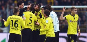 Die BVB-Spieler beschweren sich bei Schiedsrichter Manuel Gräfe über die Rote Karte für Robert Lewandowski manuel gräfe, bvb