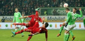 Alexander Madlung und Jan Polak können den Treffer von Mario Mandzukic nicht verhindern Mario Mandzukic, Bayern München, VfL Wolfsburg, Alexander Madlung, Jan Polak