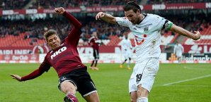 Mike Frantz vom 1. FC Nürnberg versucht Hannovers Christian Schluz zu blocken Mike Frantz, 1. FC Nürnberg, Christian Schulz, Hannover 96