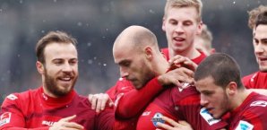 Paderborns Brückner wird für seinen Treffer bejubelt Paderborn,Sandhausen,Zweite Bundesliga