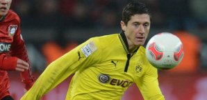 Robert Lewandowski fokussiert den Ball Robert Lewandowski, Borussia Dortmund, Bayer 04 Leverkusen