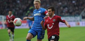 Szablocs Huszti im Laufduell mit Andreas Beck Szablocs Huszti,Andreas Beck,hoffenheim,hannover,96