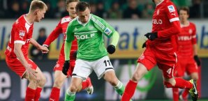 Ivica Olic gegen eine Übermacht aus Düsseldorf Ivica Olic,VfL Wolfsburg