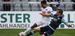 Bülow im Zweikampf mit Allagui Kai Bülow,Sami Allagui,1860 München,Hertha BSC Berlin