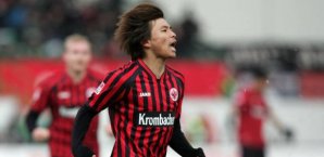 Inui feiert seinen Treffer zum 1:1 Takashi Inui,Eintracht Frankfurt