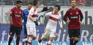 Vedad Ibisevic feiert mit Shinji Okazaki das 2:1 vfb,stuttgart,vedad,ibisevic,shinjii,okazaki,eintracht,frankfurt,abklatschen