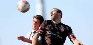 Andreas Hofmann (li) im Kofpballduell mit St. Paulis Florian Kringe VfR Aalen, FCSt. Pauli,