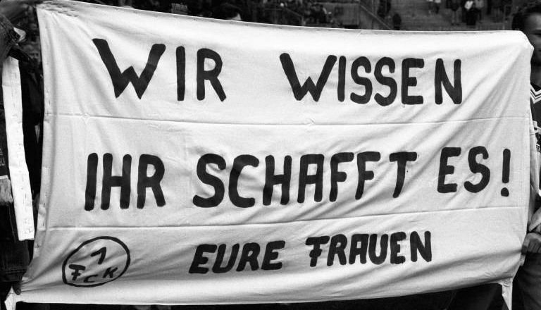 Plakat der Spielerfrauen beim 1. FC Kaiserslautern