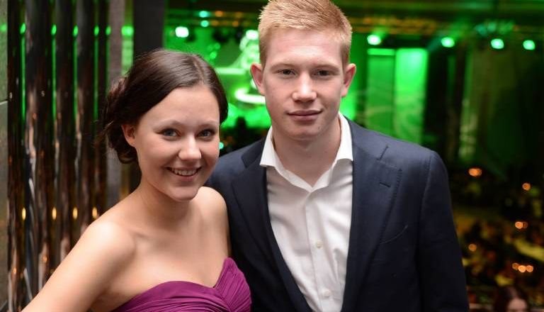 Kevin de Bruyne präsentiert seine Caroline