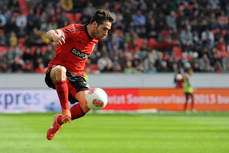 Bayer Leverkusens Daniel Carvajal nimmt gekonnt den Ball an