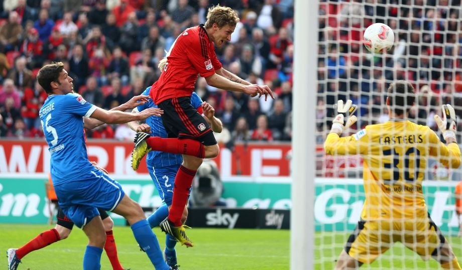 Stefan Kießling von Bayer Leverkusen beim Kopfball