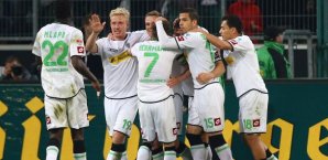 Die Spieler von Borussia Mönchengladbach bejubeln das 1:0 borussia mönchengladbach