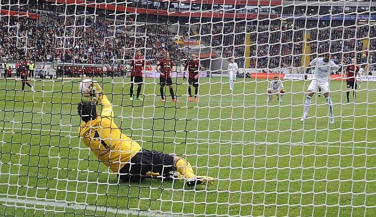 Oka Nikolov von Eintracht Frankfurt hält einen Elfmeter von Schalkes Michel Bastos