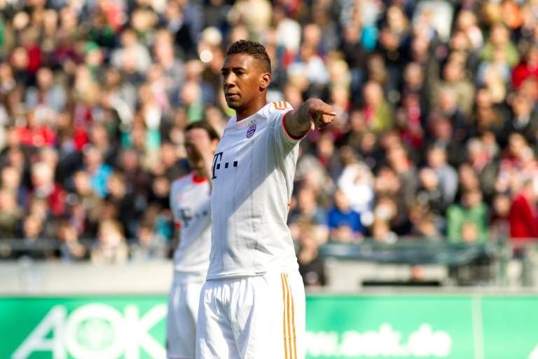 FC Bayern Münchens Jerome Boateng dirigiert die Abwehr