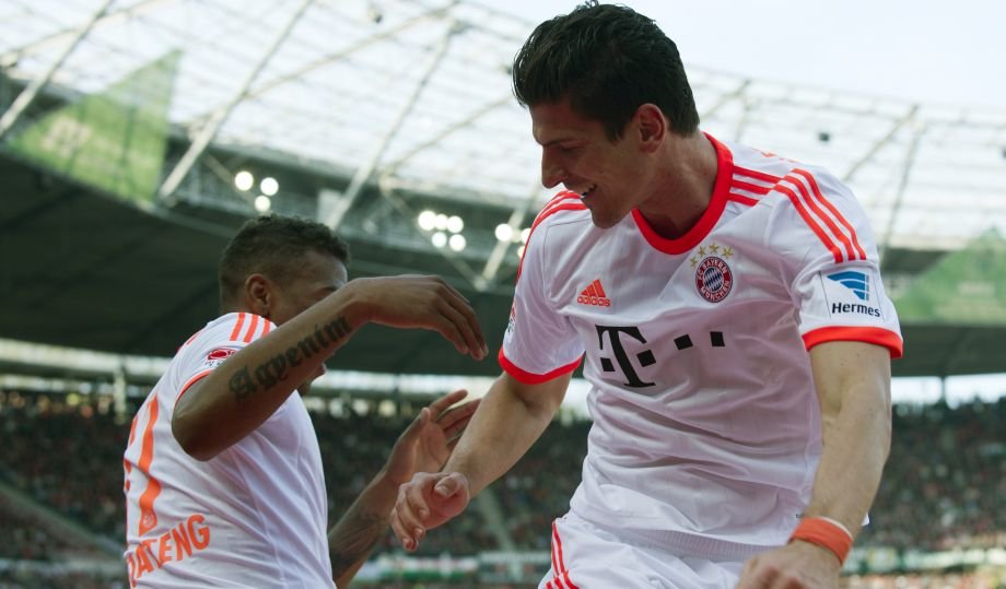 FC Bayern Münchens Mario Gomez tanzt mit Teamkollege Jerome Boateng