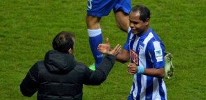 Ronny und Jos Luhukay bejubeln den Hertha-Sieg Hertha,Ronny