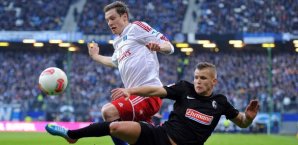 Torschütze Jonathan Schmid im Zweikampf mit Marcell Jansen Jonathan Schmid,Marcell Jansen,SC Freiburg,HSV