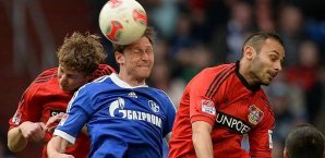 Stefan Kießling und Ömer Toprak nehmen Benedikt Höwedes in die Mangel Leverkusen, Schalke, Kießling, Toprak, Höwedes