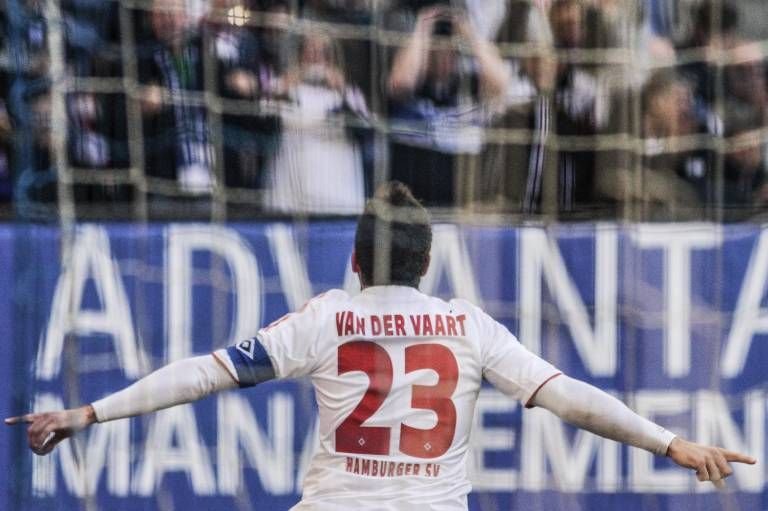 Kapitän Rafael van der Vaart jubelt mit den Fans