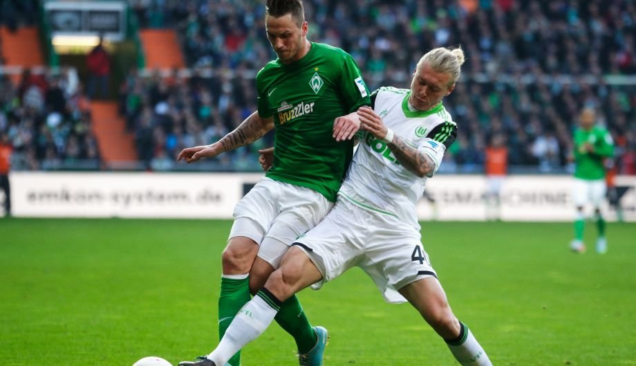 VfL Wolfsburgs Simon Kjaer im Zweikampf mit Bremens Marko Arnautovic