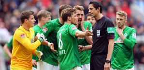 Die Spieler von Werder Bremen diskutieren nach dem Elfmeter für Bayer mit Schiedsrichter Deniz Aytekin Werder Bremen, Bayer Leverkusen, Deniz Aytekin