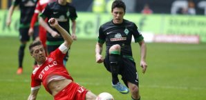Zlatko Junuzovic im Duell mit Andreas Lambertz Zlatko Junuzovic,Andreas Lambertz,Werder Bremen,Fortuna Düsseldorf