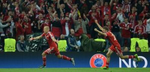 Arjen Robben (l.) und Thomas Müller bejubeln den größten Erfolg ihrer Karrieren. Arjen Robben, Thomas Müller, Bayern München