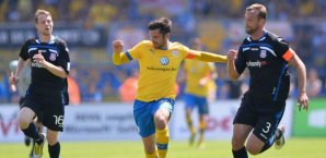 Dennis Kruppke (m.) erzielte heute beide Treffer für die Eintracht Dennis Kruppke,Eintracht Braunschweig