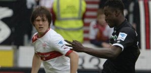 Sakai (l.) unterlief heute das entscheidende Eigentor Gotuko Sakai,Baba Abdul Rahman,VfB Stuttgart,Greuther Fürth