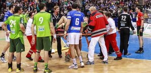 Ivan Nincevic von den Füchse wird nach dem Kopfstoß abtransportiert Ivan Nincevic, Torsten Jansen, HSV, Füchse Berlin